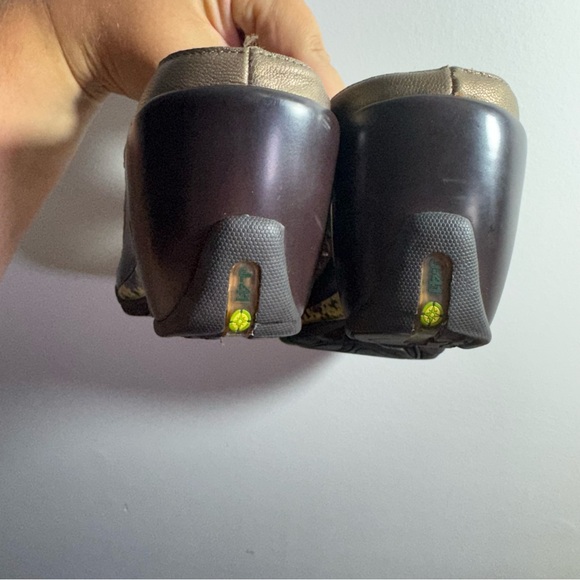 J-41 Jambu Gold Leather Wedge Mary Jane Shoes Floral Cutout Women’s 8 - Picture 6 of 6